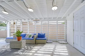 Lady Palm: Central Apt, Sleeps 3 | 3 miles to IMG - Image 4