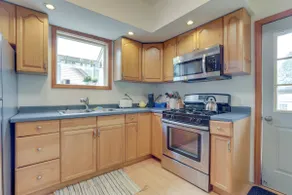 Westmont Home w/ Hot Tub! Walk to Metra Station - Image 4