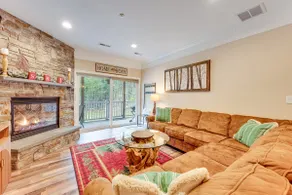 Relaxing Lincoln Condo w/ Fireplace & Shuttle - Image 4