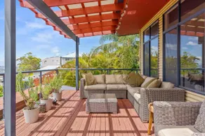 Hilltop Hideaway Merewether Family Escape - Image 4