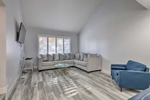 Modesto Home w/ Deck - 2 Mi to Vintage Faire Mall - Image 5