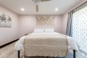 Modern San Pedro Home, Sleeps 12, Hot Tub, Fire Place, Private Parking - Image 4