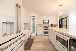 Modern San Pedro Home, Sleeps 12, Hot Tub, Fire Place, Private Parking - Image 2