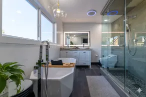 Modern San Pedro Home, Sleeps 12, Hot Tub, Fire Place, Private Parking - Image 3