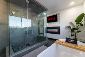 Modern San Pedro Home, Sleeps 12, Hot Tub, Fire Place, Private Parking - Image 5
