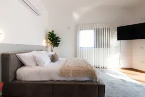 O&O Group - Huge Villa With Jacuzzi By The Beach - Image 4