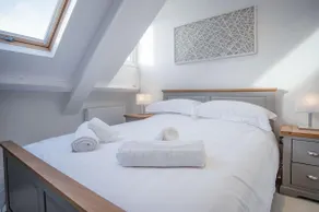 Skylark - 2 Bedroom Apartment - Tenby - Image 4