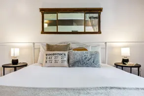 10 min to Mountains Queen Bed Woodstock Suite - Image 4