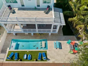 Luxury Waterfront Oasis w Heated Pool and 50' Dock - Image 3