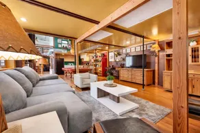 Huge 2 level LOFT with cabin Vibes in Downtown LA - Image 4