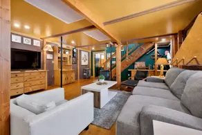 Huge 2 level LOFT with cabin Vibes in Downtown LA - Image 3