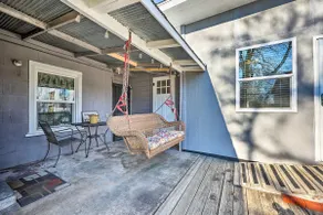 1 Mi to Dtwn Rogers: Convenient Getaway w/ Patio - Image 2