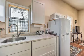 1 Mi to Dtwn Rogers: Convenient Getaway w/ Patio - Image 4