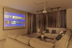 Golf View Home by StayJade Luxury HugeLawn4BHK - Image 4