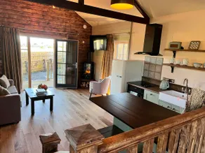 Wildlands Large Luxury Studio Cabin with Kids Room - Image 4