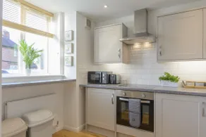 Superior-Apartment-Ensuite mit Dusche-Strassenblick-Atcham-TwoBedroom - Image 4