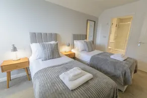 Superior-Apartment-Ensuite mit Dusche-Strassenblick-Atcham-TwoBedroom - Image 3