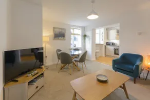 Superior-Apartment-Ensuite mit Dusche-Strassenblick-Atcham-TwoBedroom - Image 2