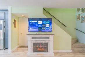 The Garay Townhome w/Contemporary Vibes - Image 4