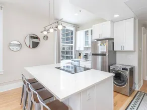 Downtown Digs - Penthouse with free parking - Image 3