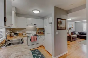 Luxe on Penn, Child Proof+Amenities/Desk+Monitor - Image 4