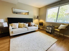 Luxe on Penn, Child Proof+Amenities/Desk+Monitor - Image 3