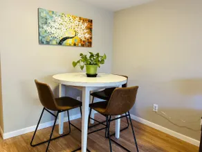 Luxe on Penn, Child Proof+Amenities/Desk+Monitor - Image 2