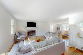Cozy Pet-Friendly Oasis with Fireplace & AC - Image 4