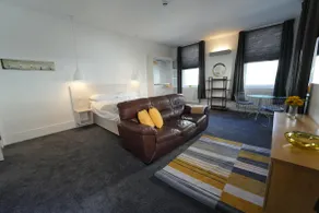 Gorgeous comfortable Apartment on the High Street - Image 3