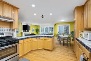 Delightful Southeast Location, Pet Friendly, Fully Fenced Backyard, BBQ, 13 Miles to Downtown - Image 3