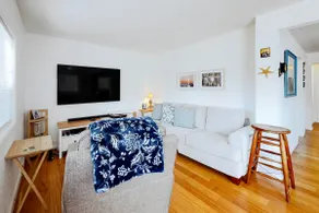 Dog-friendly coastal-themed home with a full kitch - Image 2