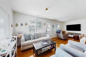 Dog-friendly coastal-themed home with a full kitch - Image 3