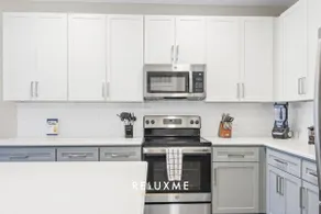 Reluxme | Elegant 1BR Near Airport & Dining - Image 4