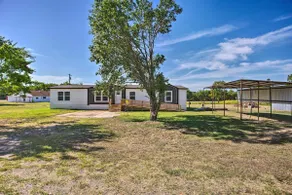 Family-Friendly Madill Home: Peaceful Setting - Image 3