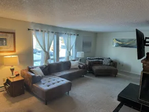 Cheerful 4 bedroom home with HOT TUB close to Airport - Image 2