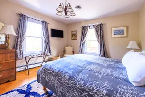Big bright 4 br 2 ba house in town walk to Main St - Image 2