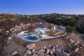 Chateau Evie James High End Luxury Home withPool Hot Tub Gameroom home - Image 2