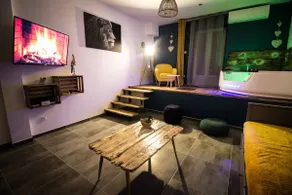 4-person apartment · Air conditioning, Jacuzzi & Terrace - Image 3
