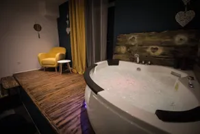 4-person apartment · Air conditioning, Jacuzzi & Terrace - Image 4
