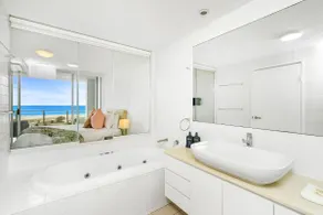 Kirra Beach- Modern 2bed 2 Bath Unit in Kirra - Image 3