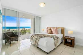 Kirra Beach- Modern 2bed 2 Bath Unit in Kirra - Image 2
