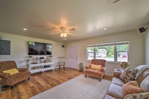 Walk to Lake: Historic Disney Home - Image 4