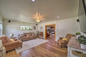 Walk to Lake: Historic Disney Home - Image 5