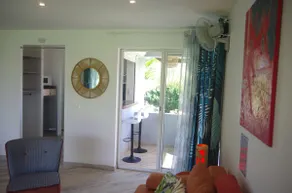 Charming studio overlooking landscaped pool - Image 5