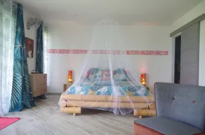 Charming studio overlooking landscaped pool - Image 3