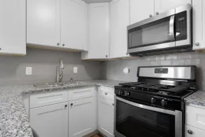 Downtown Columbus~Stunning Upscale 1 bd Suite - Image 5