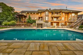 *5 Star LUX Retreat Pickleball Pool Theater Hottub - Image 2