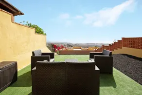 Merveilleuse maison avec internet haut débit, terrasse et jardin | Vue ville | Idéale pour le télétravail - Image 3