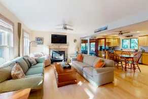 Glen Arbor Gem: Cozy Home with AC & Fireplace - Image 5