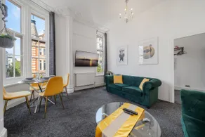 Oxford Street 3 bedroom! Bond Street 7GC - Image 2